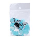 Petit sachet de confettis ronds turquoises et argentés pour décoration de fête.