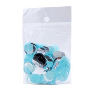 Petit sachet de confettis ronds turquoises et argentés pour décoration de fête.